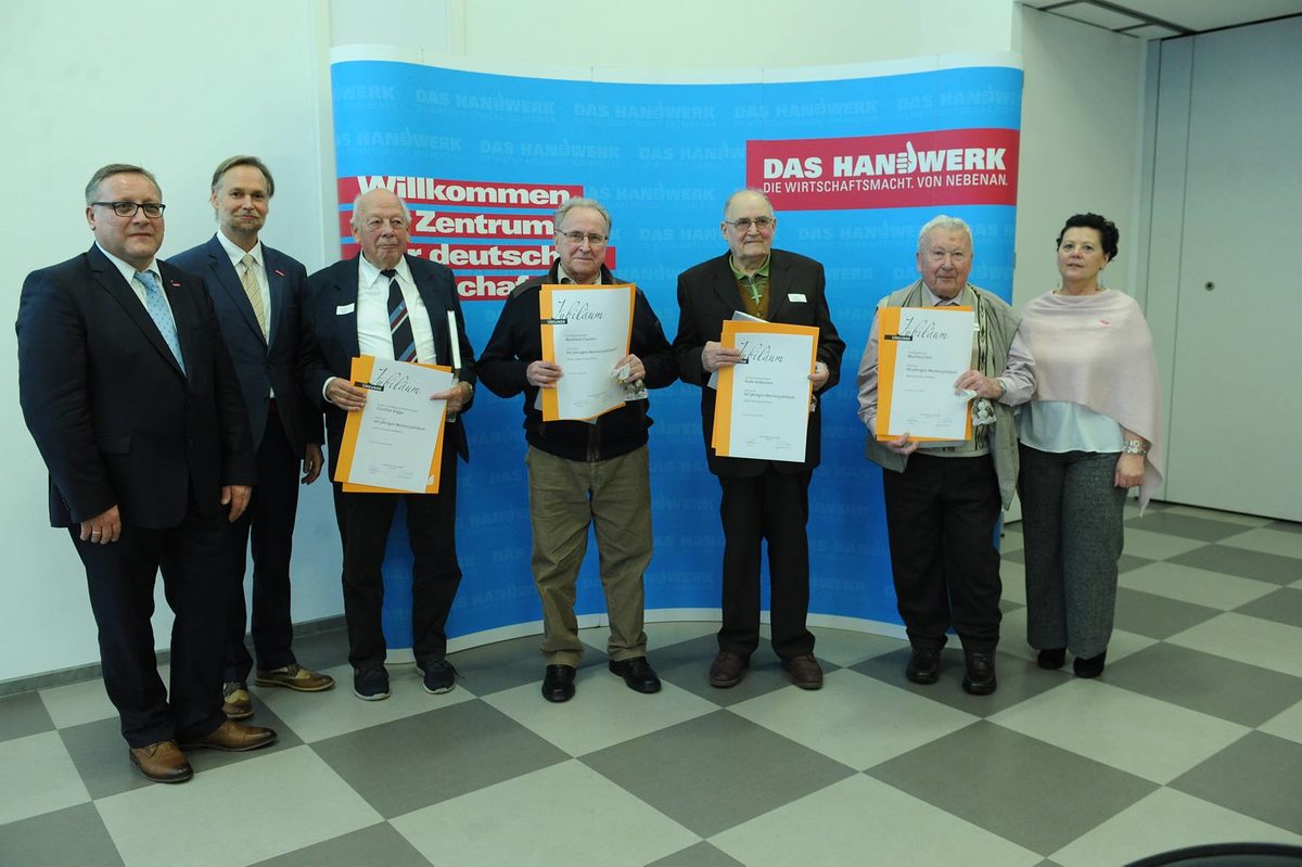 Vergabe der Diamantenen und Goldenen Handwerksmeisterbriefe f¿r 60 und 50 Jahre Meisterbrief Vergabe der Diamantenen und Goldenen Handwerksmeisterbriefe f¿r 60 und 50 Jahre Meisterbrief Schlagwort(e): TA-Eigen