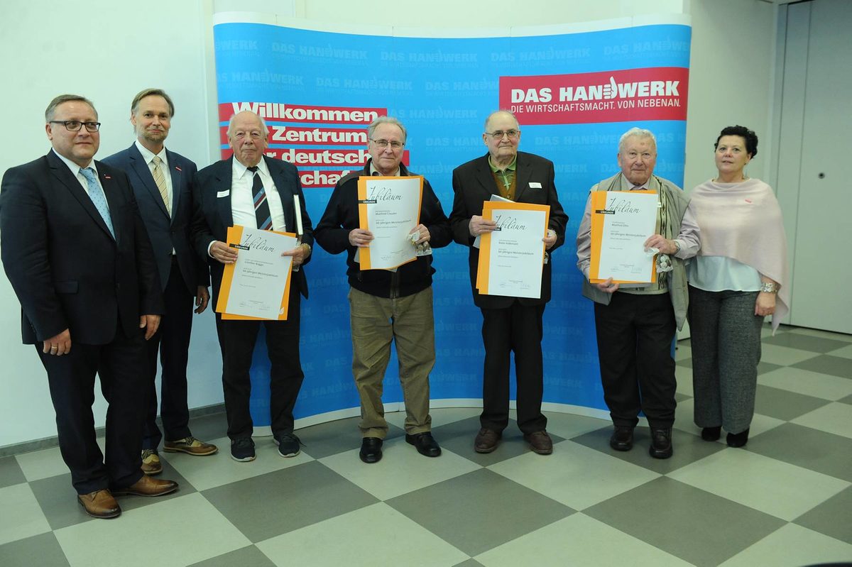 Vergabe der Diamantenen und Goldenen Handwerksmeisterbriefe f¿r 60 und 50 Jahre Meisterbrief Vergabe der Diamantenen und Goldenen Handwerksmeisterbriefe f¿r 60 und 50 Jahre Meisterbrief Schlagwort(e): TA-Eigen