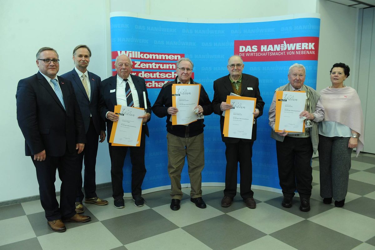Vergabe der Diamantenen und Goldenen Handwerksmeisterbriefe f¿r 60 und 50 Jahre Meisterbrief Vergabe der Diamantenen und Goldenen Handwerksmeisterbriefe f¿r 60 und 50 Jahre Meisterbrief Schlagwort(e): TA-Eigen