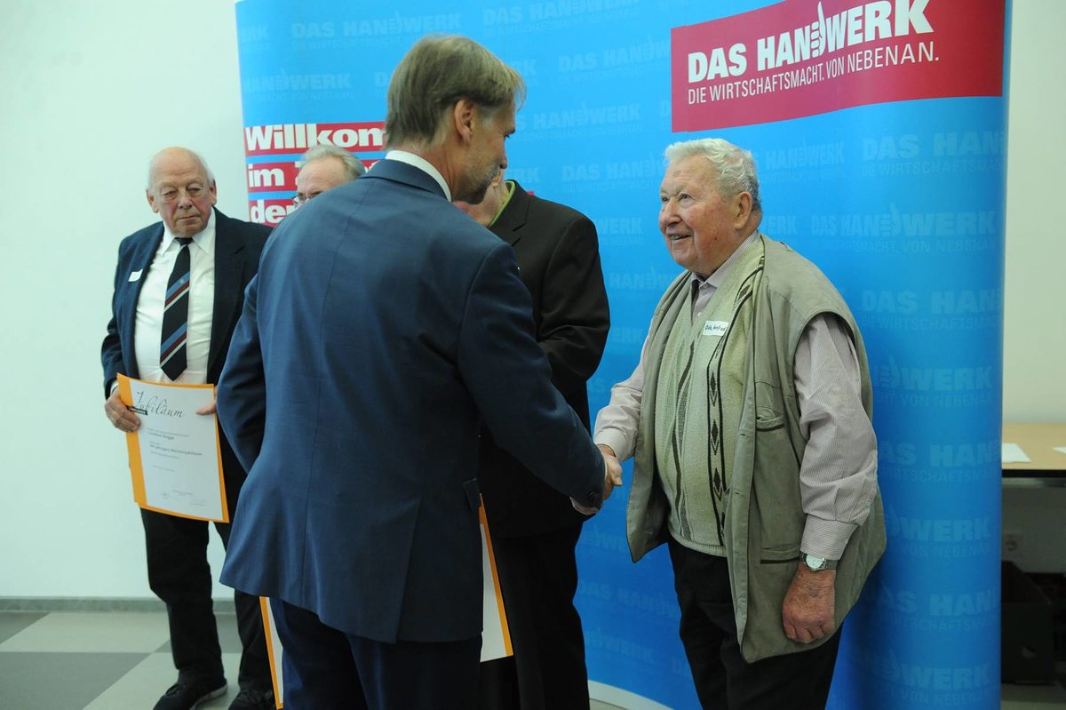 Vergabe der Diamantenen und Goldenen Handwerksmeisterbriefe f¿r 60 und 50 Jahre Meisterbrief Vergabe der Diamantenen und Goldenen Handwerksmeisterbriefe f¿r 60 und 50 Jahre Meisterbrief Schlagwort(e): TA-Eigen