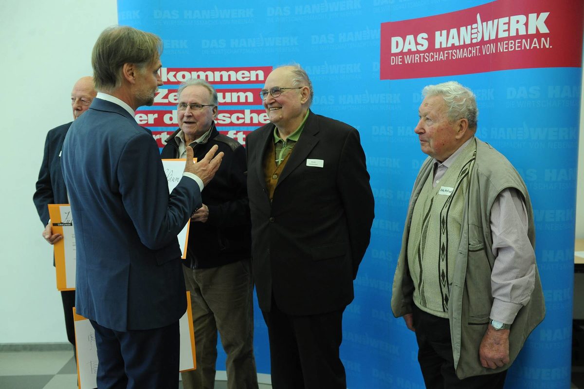 Vergabe der Diamantenen und Goldenen Handwerksmeisterbriefe f¿r 60 und 50 Jahre Meisterbrief Vergabe der Diamantenen und Goldenen Handwerksmeisterbriefe f¿r 60 und 50 Jahre Meisterbrief Schlagwort(e): TA-Eigen