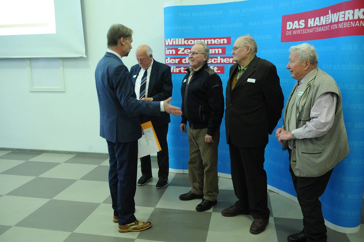 Vergabe der Diamantenen und Goldenen Handwerksmeisterbriefe f¿r 60 und 50 Jahre Meisterbrief Vergabe der Diamantenen und Goldenen Handwerksmeisterbriefe f¿r 60 und 50 Jahre Meisterbrief Schlagwort(e): TA-Eigen