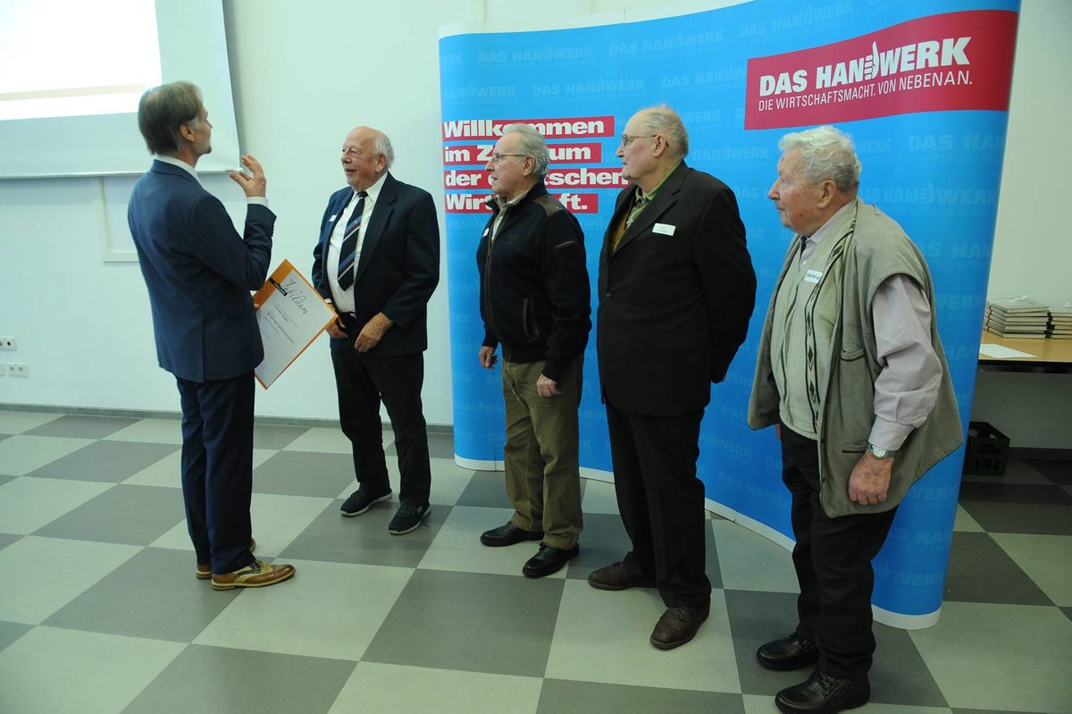 Vergabe der Diamantenen und Goldenen Handwerksmeisterbriefe f¿r 60 und 50 Jahre Meisterbrief Vergabe der Diamantenen und Goldenen Handwerksmeisterbriefe f¿r 60 und 50 Jahre Meisterbrief Schlagwort(e): TA-Eigen