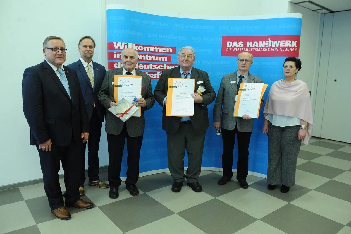 Vergabe der Diamantenen und Goldenen Handwerksmeisterbriefe f¿r 60 und 50 Jahre Meisterbrief Vergabe der Diamantenen und Goldenen Handwerksmeisterbriefe f¿r 60 und 50 Jahre Meisterbrief Schlagwort(e): TA-Eigen