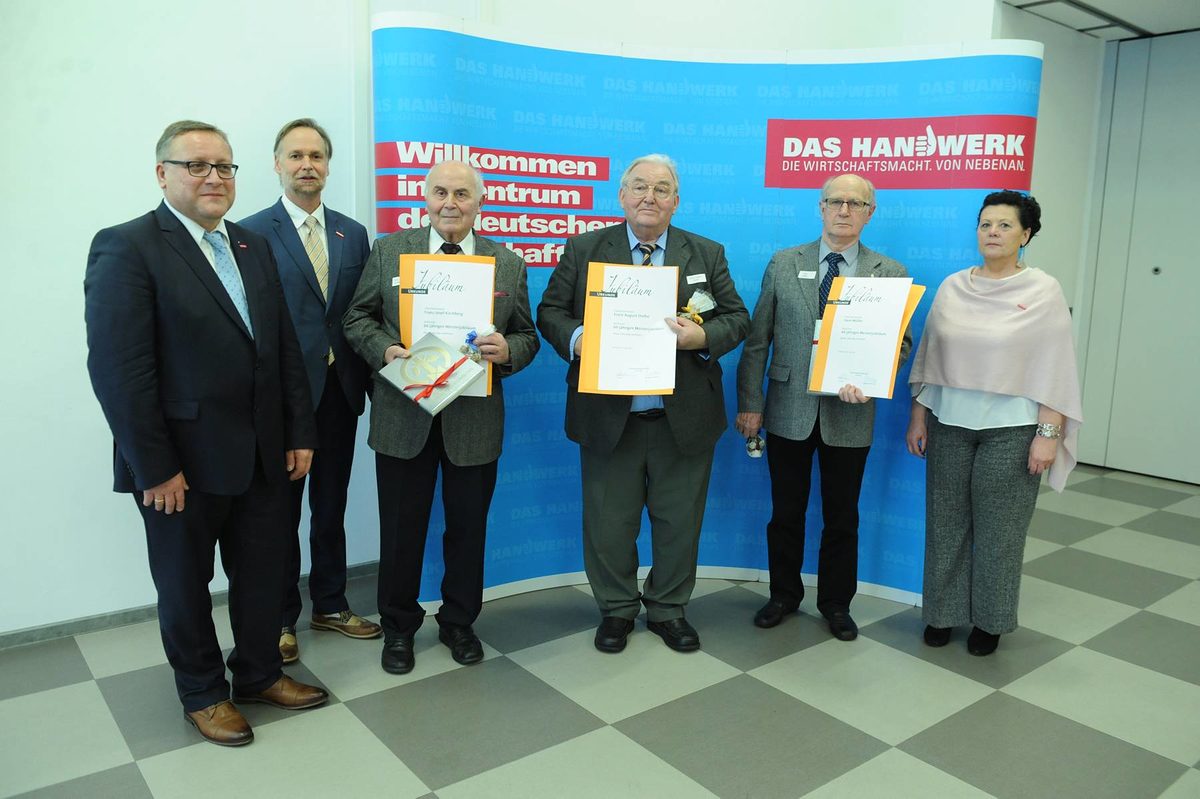 Vergabe der Diamantenen und Goldenen Handwerksmeisterbriefe f¿r 60 und 50 Jahre Meisterbrief Vergabe der Diamantenen und Goldenen Handwerksmeisterbriefe f¿r 60 und 50 Jahre Meisterbrief Schlagwort(e): TA-Eigen