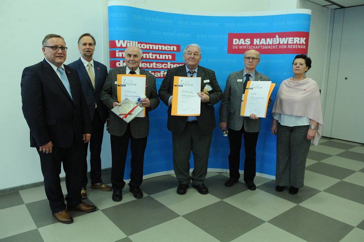 Vergabe der Diamantenen und Goldenen Handwerksmeisterbriefe f¿r 60 und 50 Jahre Meisterbrief Vergabe der Diamantenen und Goldenen Handwerksmeisterbriefe f¿r 60 und 50 Jahre Meisterbrief Schlagwort(e): TA-Eigen