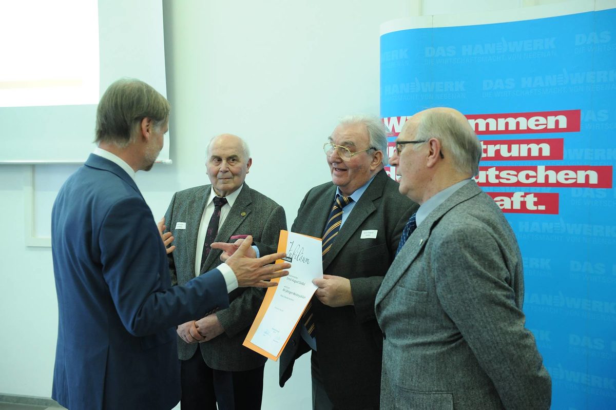 Vergabe der Diamantenen und Goldenen Handwerksmeisterbriefe f¿r 60 und 50 Jahre Meisterbrief Vergabe der Diamantenen und Goldenen Handwerksmeisterbriefe f¿r 60 und 50 Jahre Meisterbrief Schlagwort(e): TA-Eigen