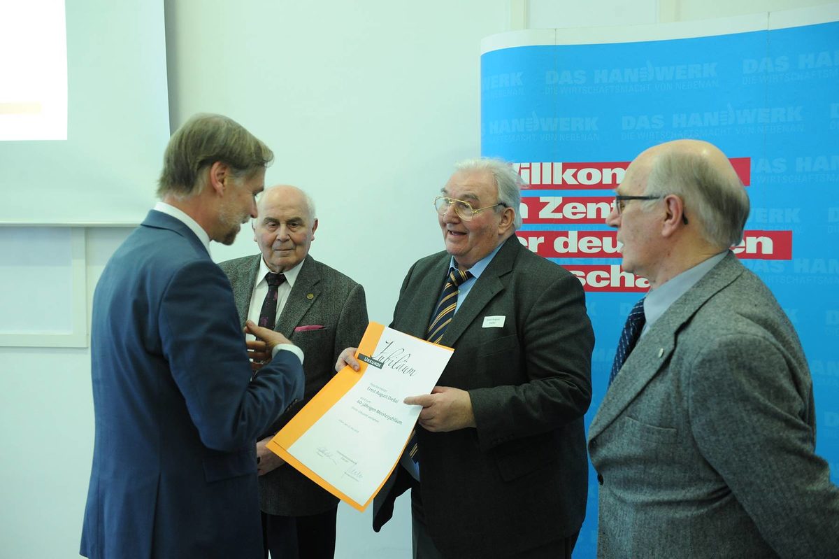 Vergabe der Diamantenen und Goldenen Handwerksmeisterbriefe f¿r 60 und 50 Jahre Meisterbrief Vergabe der Diamantenen und Goldenen Handwerksmeisterbriefe f¿r 60 und 50 Jahre Meisterbrief Schlagwort(e): TA-Eigen