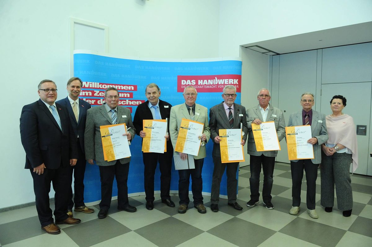 Vergabe der Diamantenen und Goldenen Handwerksmeisterbriefe f¿r 60 und 50 Jahre Meisterbrief Vergabe der Diamantenen und Goldenen Handwerksmeisterbriefe f¿r 60 und 50 Jahre Meisterbrief Schlagwort(e): TA-Eigen