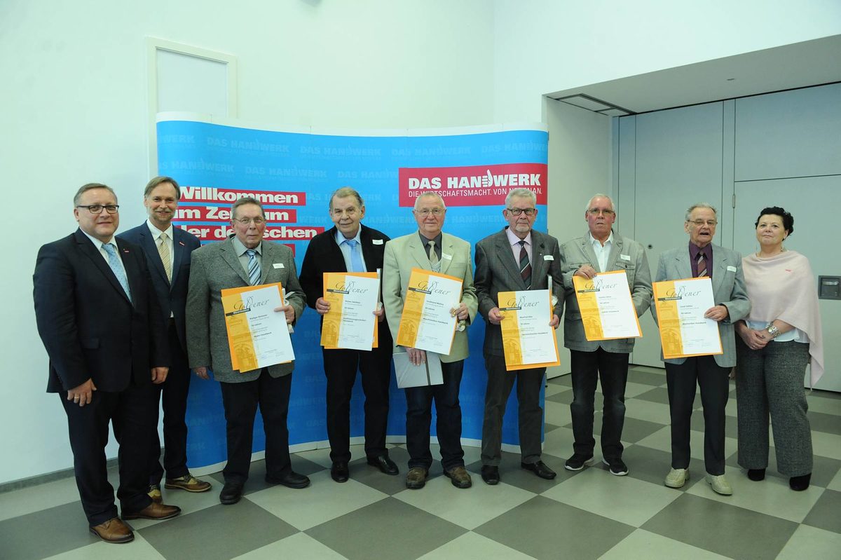 Vergabe der Diamantenen und Goldenen Handwerksmeisterbriefe f¿r 60 und 50 Jahre Meisterbrief Vergabe der Diamantenen und Goldenen Handwerksmeisterbriefe f¿r 60 und 50 Jahre Meisterbrief Schlagwort(e): TA-Eigen