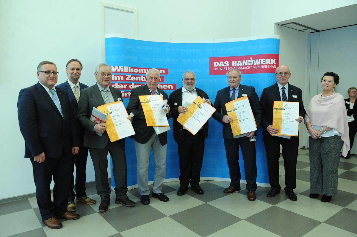 Vergabe der Diamantenen und Goldenen Handwerksmeisterbriefe f¿r 60 und 50 Jahre Meisterbrief Vergabe der Diamantenen und Goldenen Handwerksmeisterbriefe f¿r 60 und 50 Jahre Meisterbrief Schlagwort(e): TA-Eigen