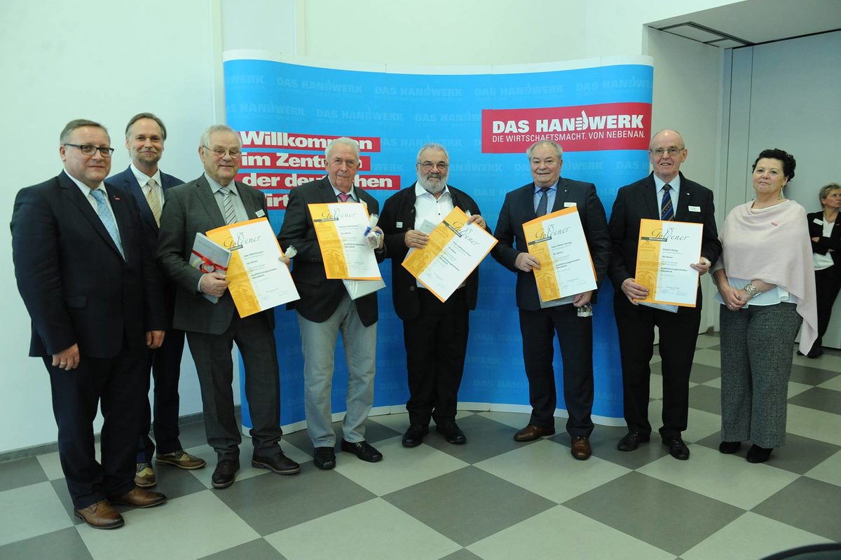 Vergabe der Diamantenen und Goldenen Handwerksmeisterbriefe f¿r 60 und 50 Jahre Meisterbrief Vergabe der Diamantenen und Goldenen Handwerksmeisterbriefe f¿r 60 und 50 Jahre Meisterbrief Schlagwort(e): TA-Eigen
