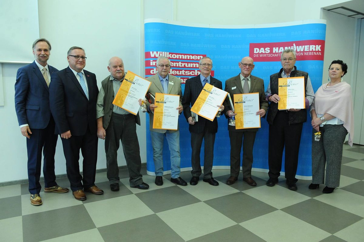 Vergabe der Diamantenen und Goldenen Handwerksmeisterbriefe f¿r 60 und 50 Jahre Meisterbrief Vergabe der Diamantenen und Goldenen Handwerksmeisterbriefe f¿r 60 und 50 Jahre Meisterbrief Schlagwort(e): TA-Eigen