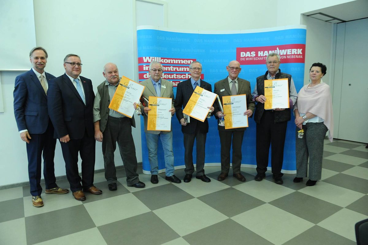Vergabe der Diamantenen und Goldenen Handwerksmeisterbriefe f¿r 60 und 50 Jahre Meisterbrief Vergabe der Diamantenen und Goldenen Handwerksmeisterbriefe f¿r 60 und 50 Jahre Meisterbrief Schlagwort(e): TA-Eigen