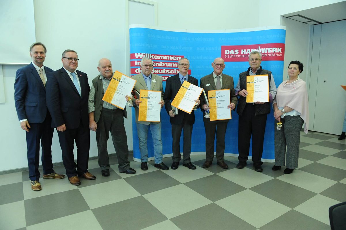 Vergabe der Diamantenen und Goldenen Handwerksmeisterbriefe f¿r 60 und 50 Jahre Meisterbrief Vergabe der Diamantenen und Goldenen Handwerksmeisterbriefe f¿r 60 und 50 Jahre Meisterbrief Schlagwort(e): TA-Eigen