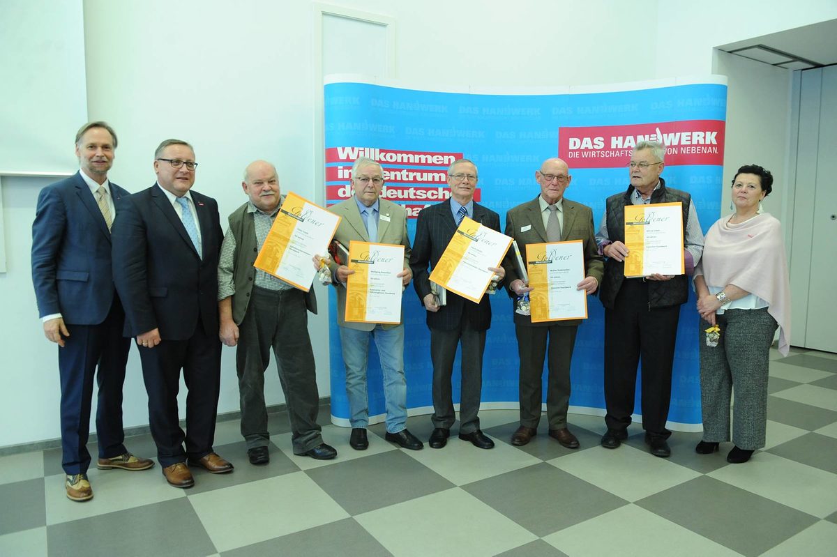 Vergabe der Diamantenen und Goldenen Handwerksmeisterbriefe f¿r 60 und 50 Jahre Meisterbrief Vergabe der Diamantenen und Goldenen Handwerksmeisterbriefe f¿r 60 und 50 Jahre Meisterbrief Schlagwort(e): TA-Eigen