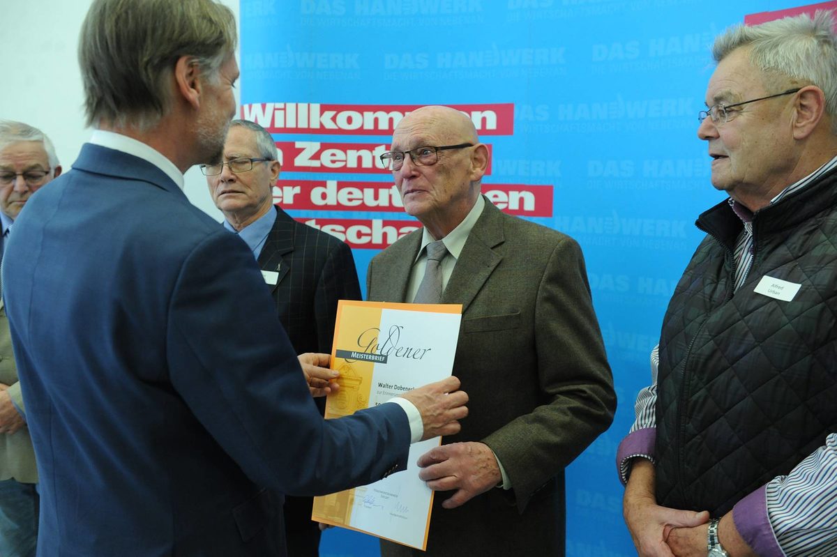Vergabe der Diamantenen und Goldenen Handwerksmeisterbriefe f¿r 60 und 50 Jahre Meisterbrief Vergabe der Diamantenen und Goldenen Handwerksmeisterbriefe f¿r 60 und 50 Jahre Meisterbrief Schlagwort(e): TA-Eigen