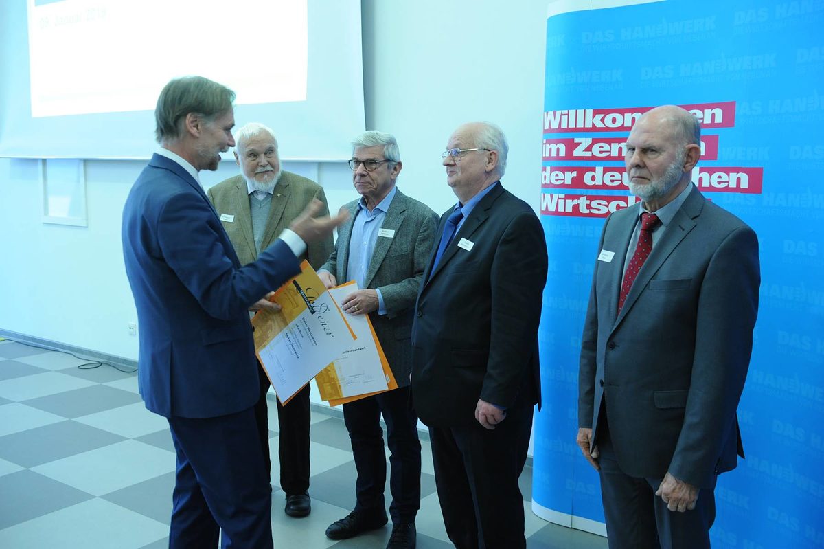 Vergabe der Diamantenen und Goldenen Handwerksmeisterbriefe f¿r 60 und 50 Jahre Meisterbrief Vergabe der Diamantenen und Goldenen Handwerksmeisterbriefe f¿r 60 und 50 Jahre Meisterbrief Schlagwort(e): TA-Eigen