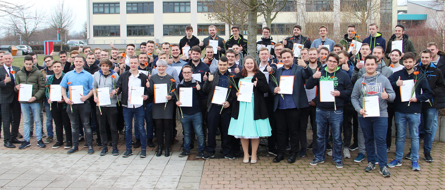 64 Elektronikerinnen und Elektroniker erhielten im Berufsbildungszentrum der Handwerkskammer Erfurt ihre Gesellenbriefe