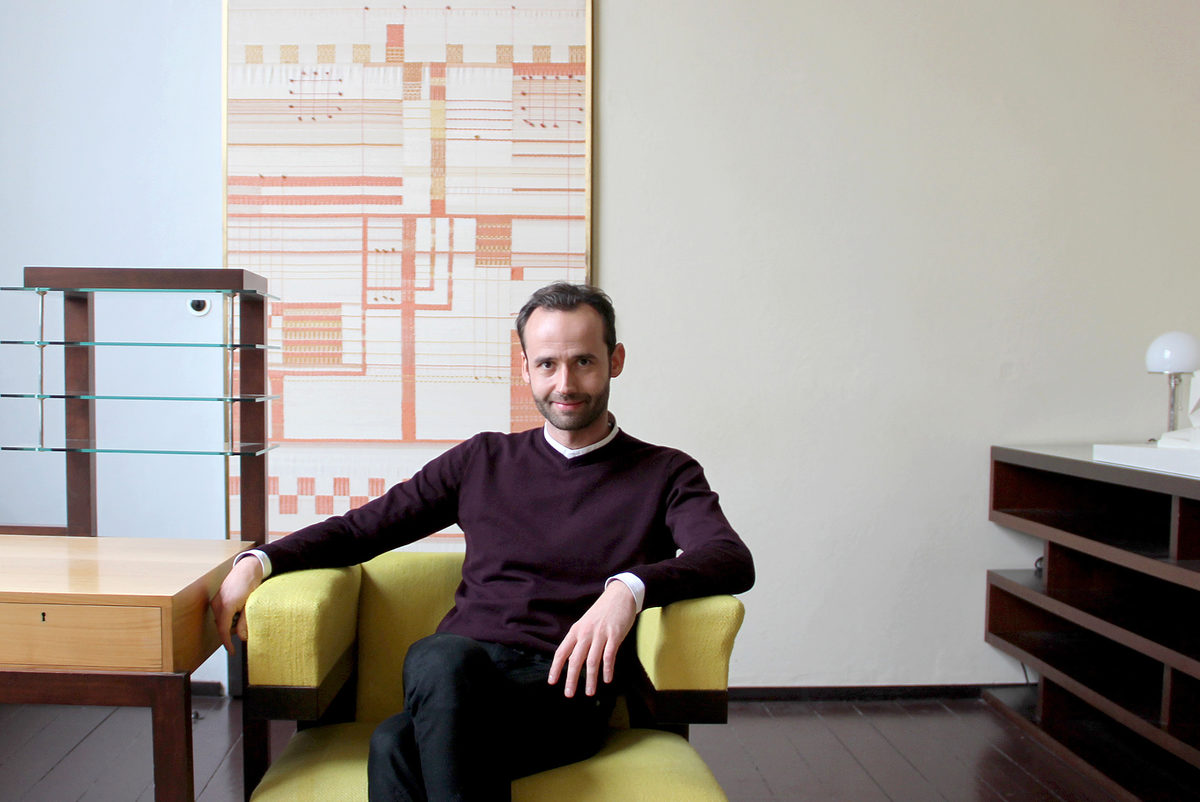 Ronny Schüler im rekonstruierten Direktorenzimmer von Walter Gropius am Staatlichen Bauhaus Weimar. Ronny Schüler im rekonstruierten Direktorenzimmer von Walter Gropius am Staatlichen Bauhaus Weimar.