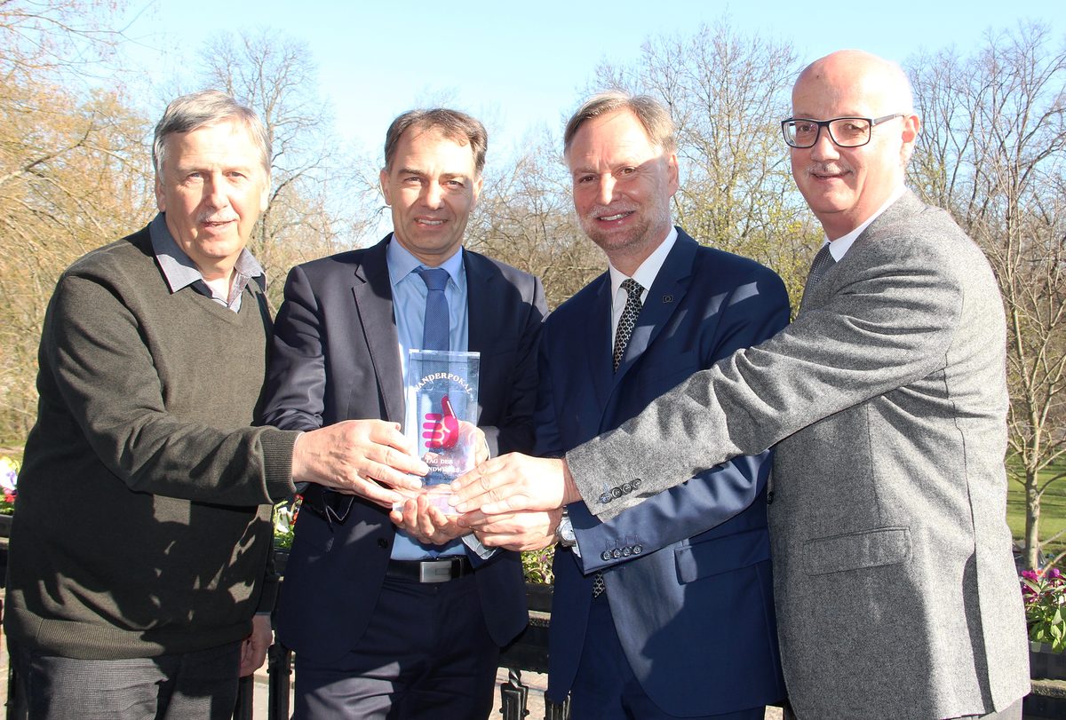 Eckhard Canzler, Kreishandwerksmeister Weimar/Sömmerda, Peter Kleine, Oberbürgermeister Weimar, Stefan Lobenstein, Präsident des Thüringer Handwerkstag e.V., und Detlef Leibing, Geschäftsführer der Kreis-handwerkerschaft Weimar/Sömmerda, mit dem Wanderpokal des Tags des Handwerks. Eckhard Canzler, Kreishandwerksmeister Weimar/Sömmerda, Peter Kleine, Oberbürgermeister Weimar, Stefan Lobenstein, Präsident des Thüringer Handwerkstag e.V., und Detlef Leibing, Geschäftsführer der Kreis-handwerkerschaft Weimar/Sömmerda, mit dem Wanderpokal des Tags des Handwerks.