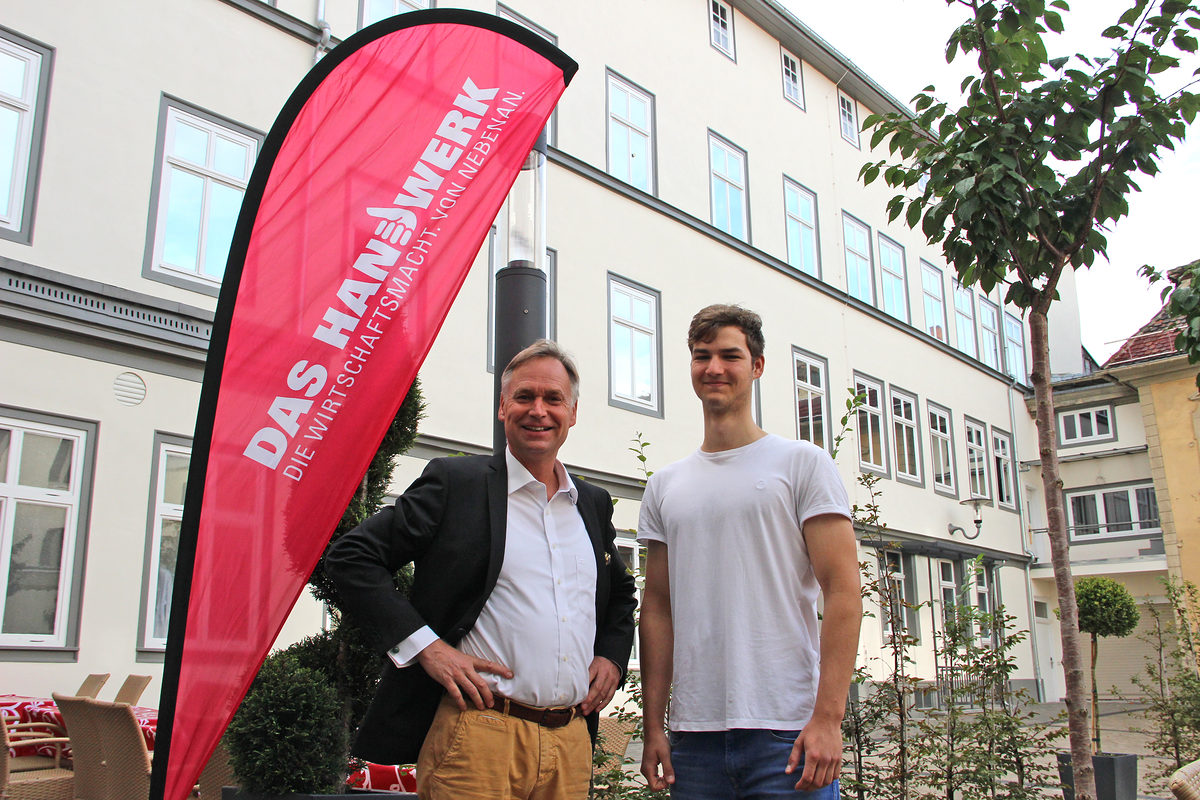 Stefan Lobenstein tauscht sich mit Peter Surber beim Café International über die Auslandserfahrungen des jungen Handwerkers aus. Stefan Lobenstein tauscht sich mit Peter Surber beim Café International über die Auslandserfahrungen des jungen Handwerkers aus.
