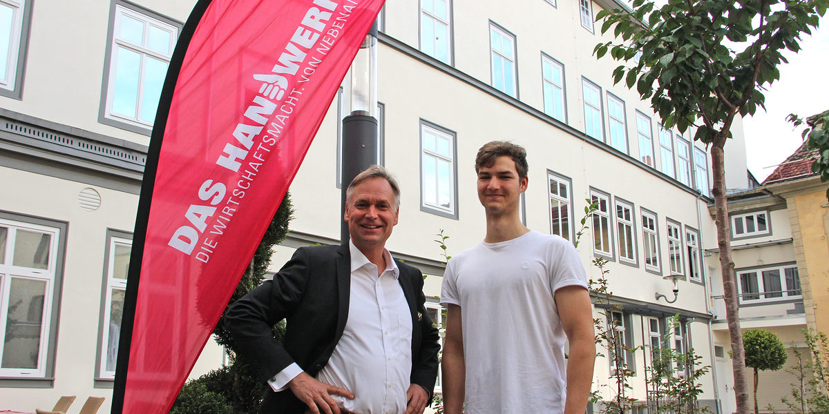 Stefan Lobenstein tauscht sich mit Peter Surber beim Café International über die Auslandserfahrungen des jungen Handwerkers aus.