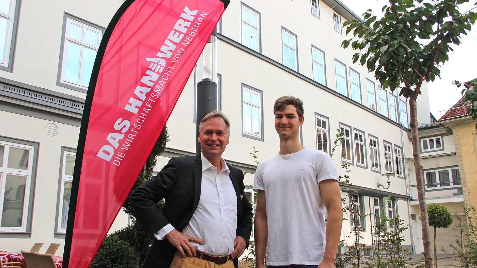Stefan Lobenstein tauscht sich mit Peter Surber beim Café International über die Auslandserfahrungen des jungen Handwerkers aus.