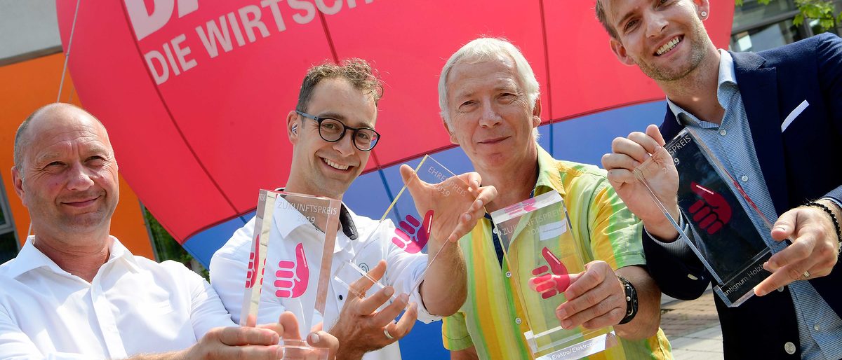 Die strahlenden Gewinner des ¿Zukunftspreises¿ (v.l.): Lutz Strickrodt (Dachdecker Strickrodt & Söhne GmbH), Benjamin Schadow (HÖRSTIL GmbH & Co. KG), Georg Bischoff (Elmü Elektro/Elektronik GmbH), Andreas Püttmann (antignum Holzbau GmbH) Die strahlenden Gewinner des ¿Zukunftspreises¿ (v.l.): Lutz Strickrodt (Dachdecker Strickrodt & Söhne GmbH), Benjamin Schadow (HÖRSTIL GmbH & Co. KG), Georg Bischoff (Elmü Elektro/Elektronik GmbH), Andreas Püttmann (antignum Holzbau GmbH)