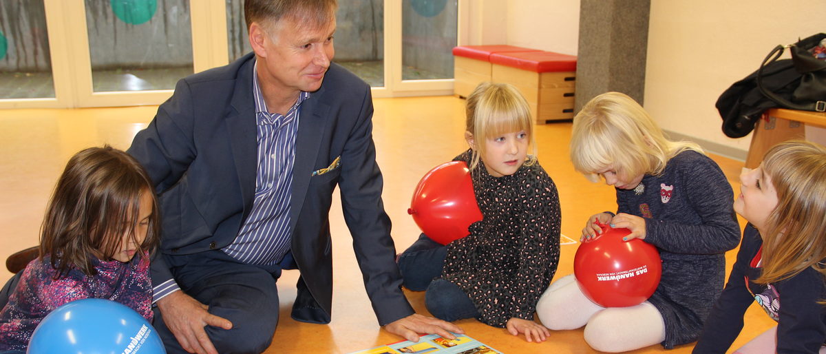 Stefan Lobenstein, Präsident der Handwerkskammer Erfurt, begeistert die Vorschüler der Kita "Kinderland am Zoo" für das Handwerk. Stefan Lobenstein, Präsident der Handwerkskammer Erfurt, begeistert die Vorschüler der Kita "Kinderland am Zoo" für das Handwerk.