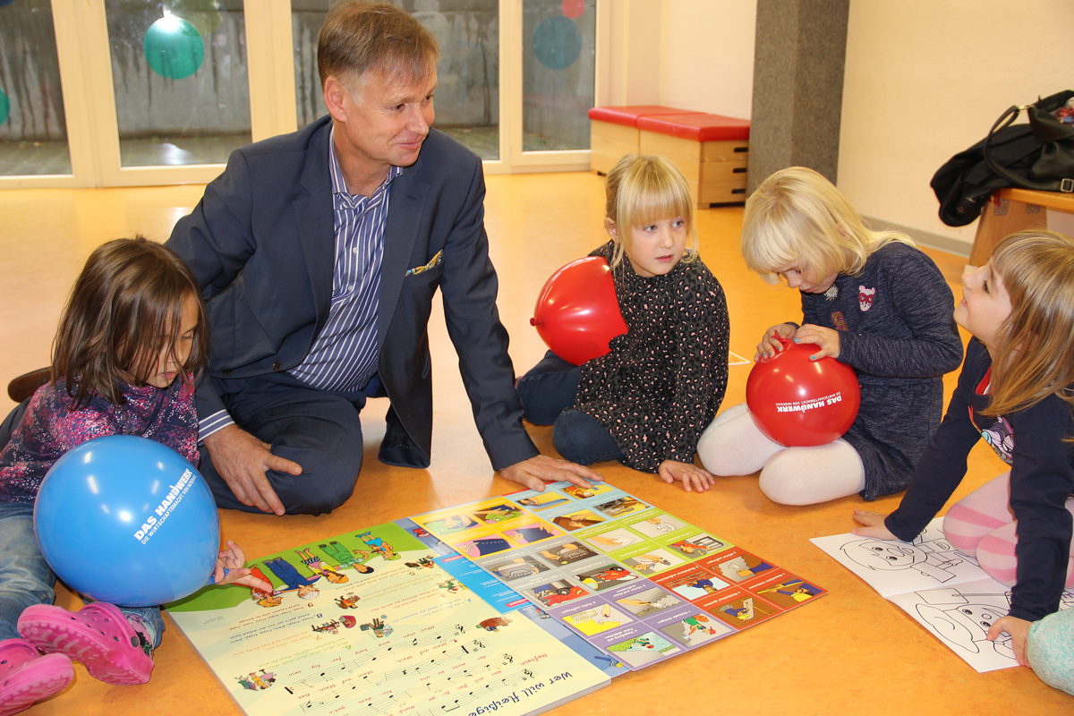 Stefan Lobenstein, Präsident der Handwerkskammer Erfurt, begeistert die Vorschüler der Kita "Kinderland am Zoo" für das Handwerk. Stefan Lobenstein, Präsident der Handwerkskammer Erfurt, begeistert die Vorschüler der Kita "Kinderland am Zoo" für das Handwerk.