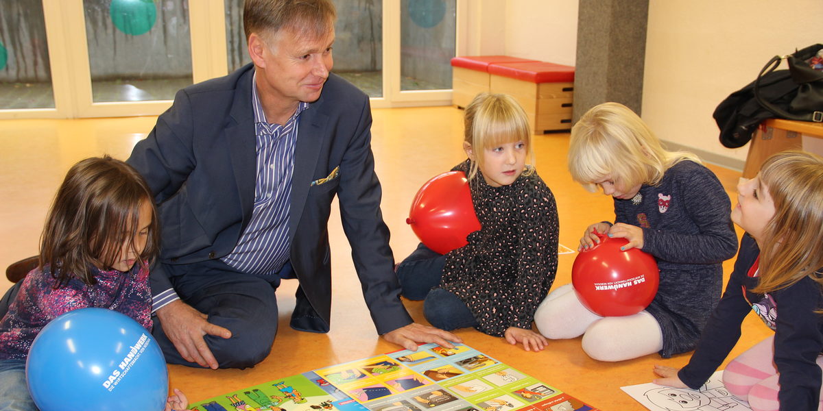 Stefan Lobenstein, Präsident der Handwerkskammer Erfurt, begeistert die Vorschüler der Kita "Kinderland am Zoo" für das Handwerk.