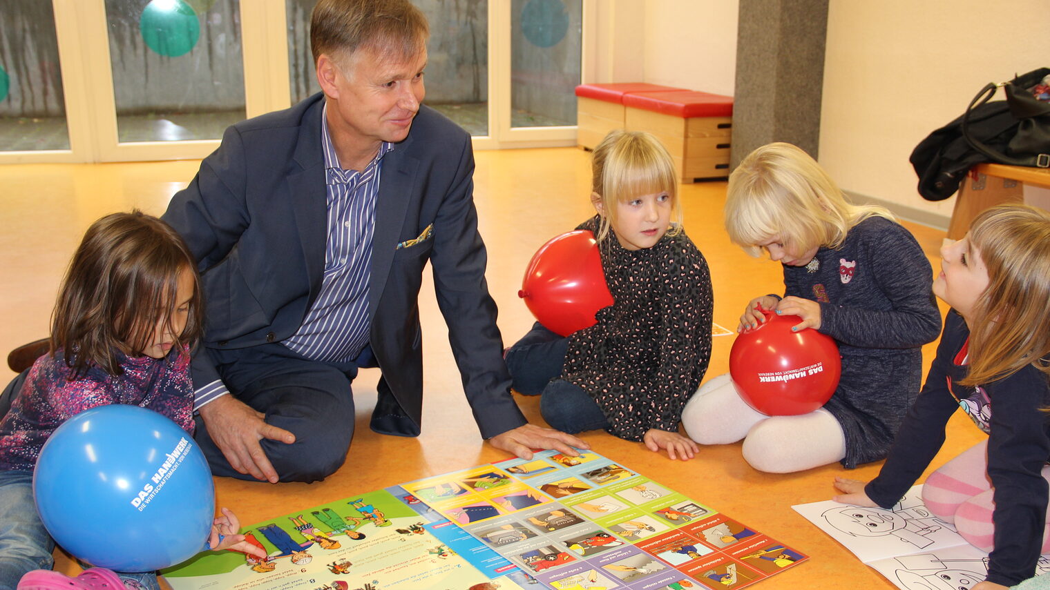 Stefan Lobenstein, Präsident der Handwerkskammer Erfurt, begeistert die Vorschüler der Kita "Kinderland am Zoo" für das Handwerk.