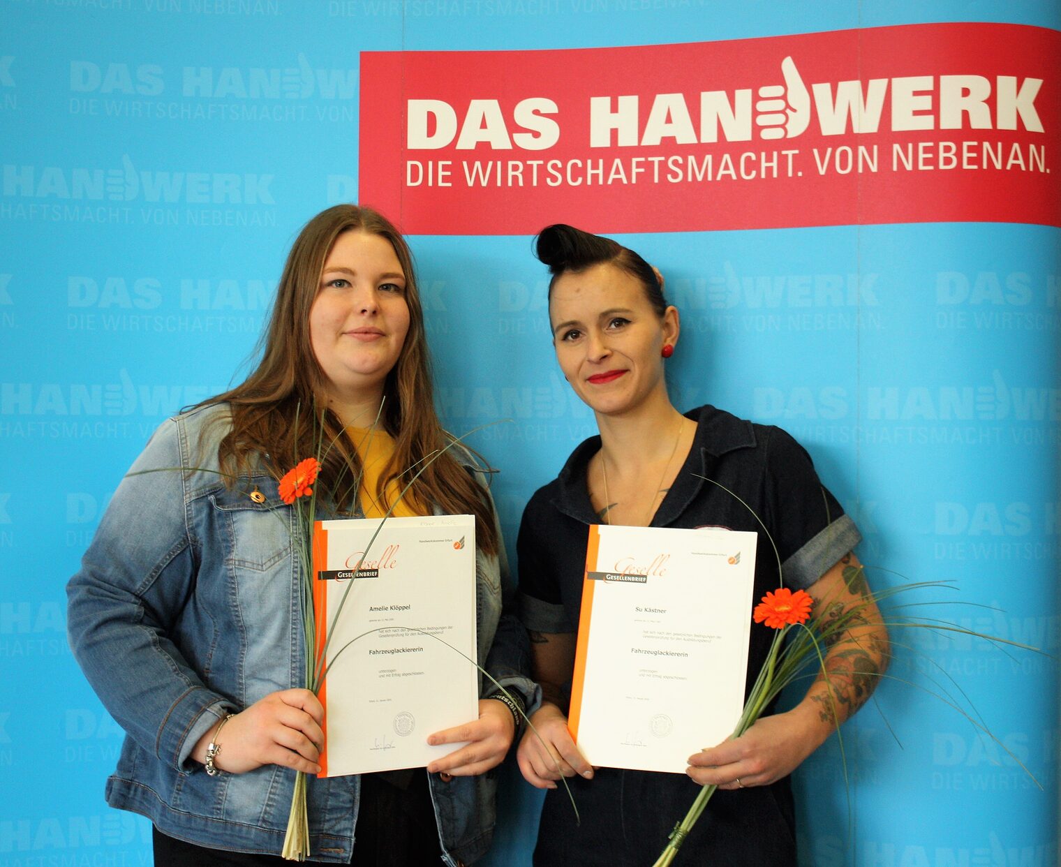 Die Fahrzeuglackiererinnen Amelie Klöppel und Su Kästner wurden für den vorzeitigen Abschluss der Ausbildung ausgezeichnet.