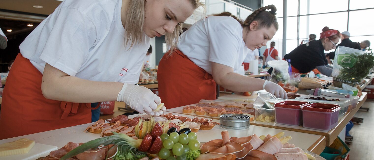 Beim Tag der Thüringer Wurstspezialitäten zeigen Fleischer-Lehrlinge ihre Fertigkeiten im Wurstplatten-Legen.