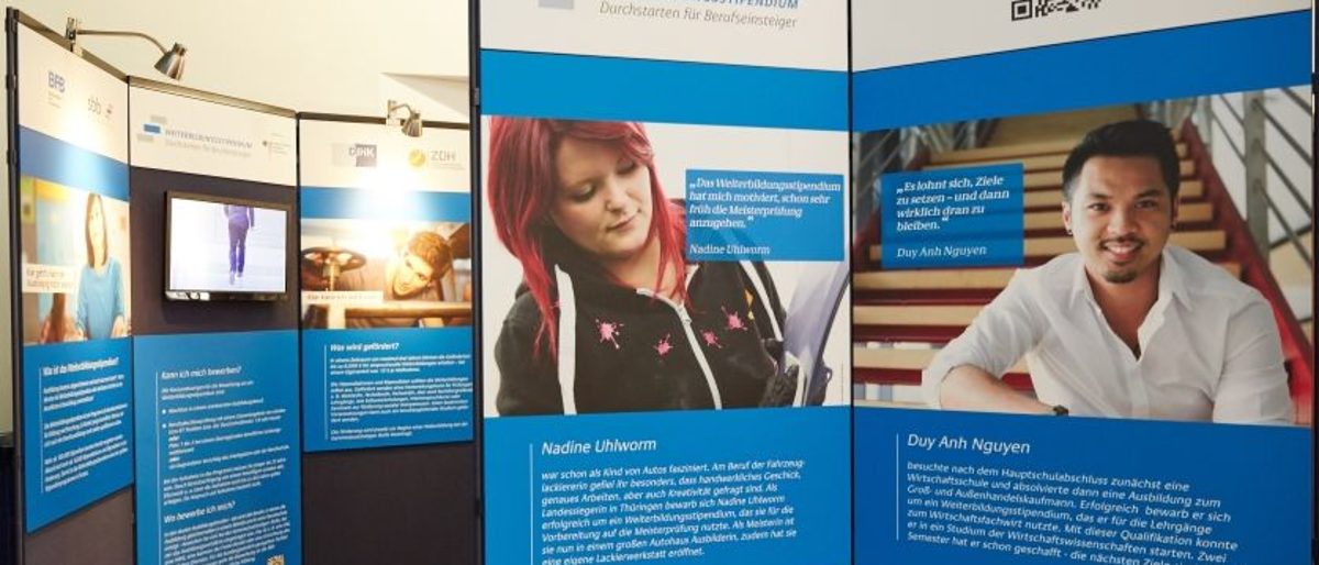 Die Wanderausstellung "Klar geht*s nach der Ausbildung weiter" ist noch bis zum 20. März im Foyer des Berufsbildungszentrum Erfurt zu sehen. Die Wanderausstellung "Klar geht*s nach der Ausbildung weiter" ist noch bis zum 20. März im Foyer des Berufsbildungszentrum Erfurt zu sehen.