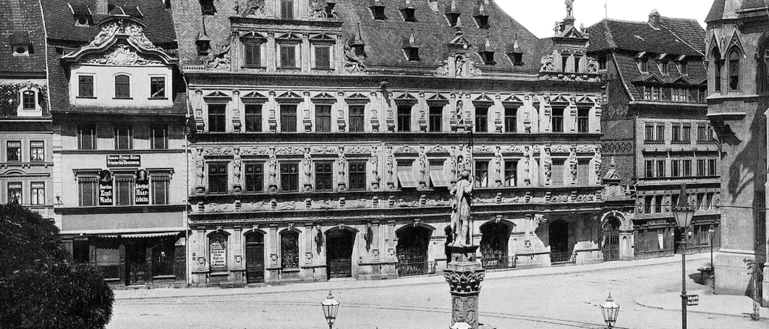 Das Gildehaus auf dem Erfurter Fischmarkt um 1895. Seit 1925 Sitz der Erfurter Handwerkskammer. Erste konstituierende Sitzung der Kammervollversammlung im Erfurter Rathaus am 26. April 1900.