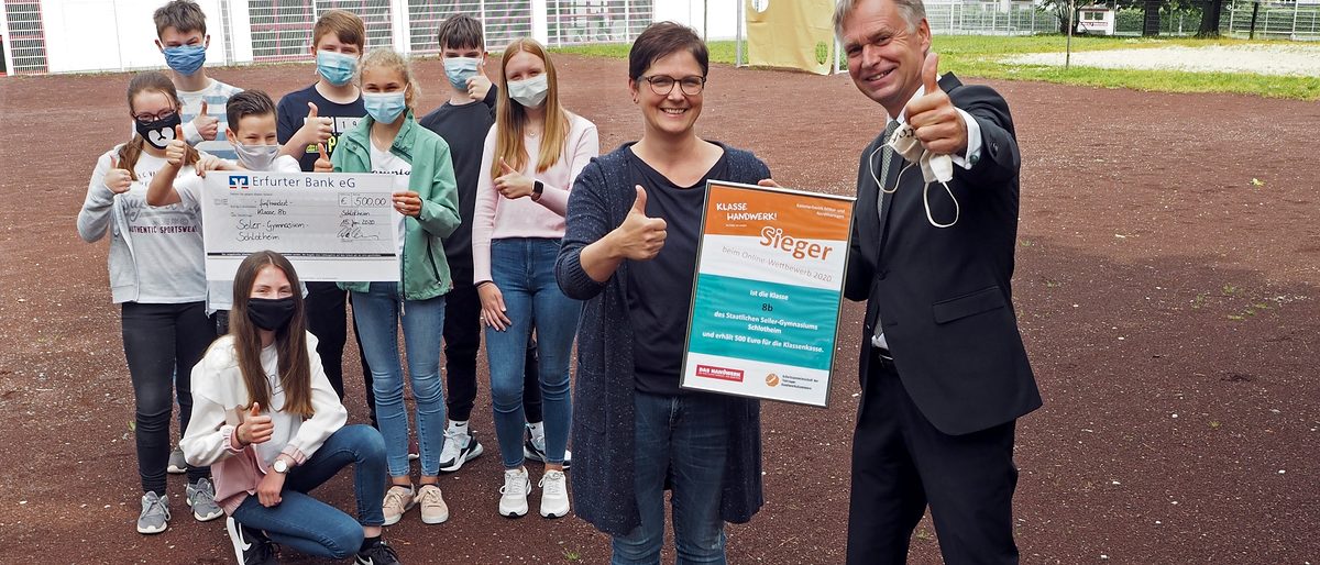 Ein "Like" für das Handwerk: Stefan Lobenstein überbrachte Glückwünsche und den Scheck an die Schlotheimer Siegerklasse. Ein "Like" für das Handwerk: Stefan Lobenstein überbrachte Glückwünsche und den Scheck an die Schlotheimer Siegerklasse.