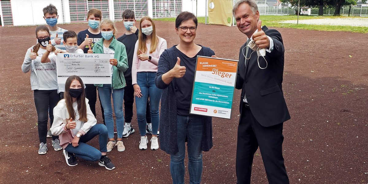 Ein "Like" für das Handwerk: Stefan Lobenstein überbrachte Glückwünsche und den Scheck an die Schlotheimer Siegerklasse. Ein "Like" für das Handwerk: Stefan Lobenstein überbrachte Glückwünsche und den Scheck an die Schlotheimer Siegerklasse.