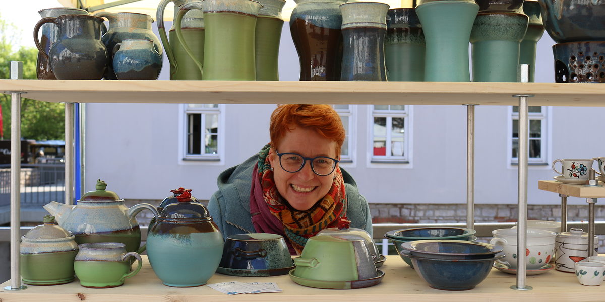 Conny Brusch bietet ihre Töpferware unter anderem auf dem Töpfermarkt in Erfurt an. Conny Brusch bietet ihre Töpferware unter anderem auf dem Töpfermarkt in Erfurt an.