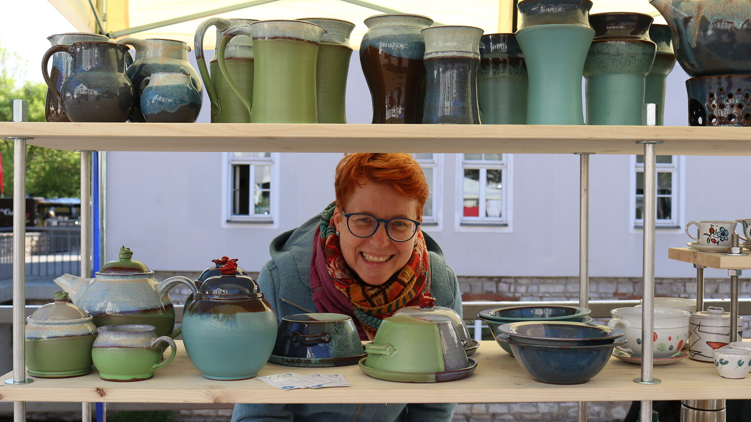 Conny Brusch bietet ihre Töpferware unter anderem auf dem Töpfermarkt in Erfurt an.