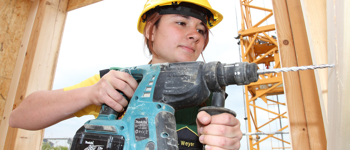 Das Baugewerbe hat die Konjunktur bisher stabilisiert. Jetzt gilt es, Hinder-nisse wie uneingeschränkte Arbeitsfä-higkeit der öffentlichen Verwaltung zu überwinden. Das Baugewerbe hat die Konjunktur bisher stabilisiert. Jetzt gilt es, Hinder-nisse wie uneingeschränkte Arbeitsfä-higkeit der öffentlichen Verwaltung zu überwinden.