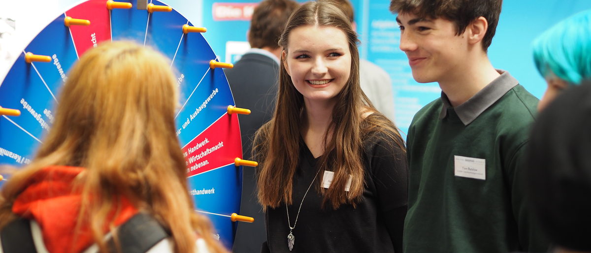 Die pandemiebedingt ausgefallene Karrierebörse JOBfinder findet parallel zum diesjährigen Forum Berufsstart am 11. und 12. November statt. Die pandemiebedingt ausgefallene Karrierebörse JOBfinder findet parallel zum diesjährigen Forum Berufsstart am 11. und 12. November statt.