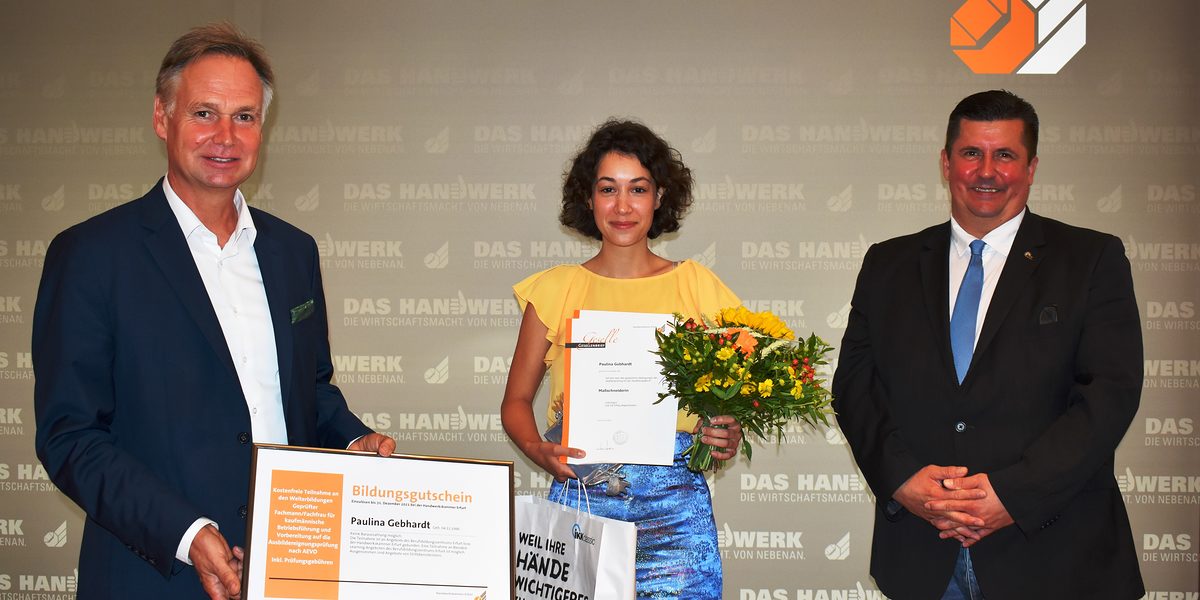 Die Jahrgangsbeste: Maßschneiderin Paulina Gebhardt aus Erfurt wurde vom Präsidenten der HWK Erfurt, Stefan Lobenstein (links), und Maik Ludwig (IKK classic) ausgezeichnet. 