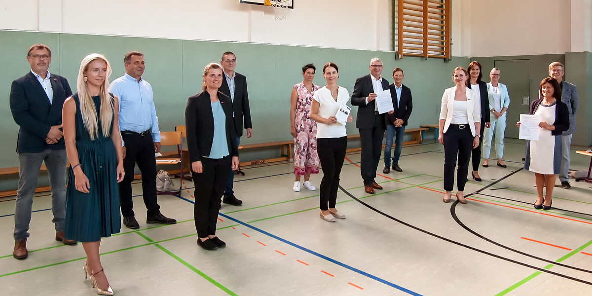 Bei der Auftaktveranstaltung zum "Beruflichen Gymnasium Plus" am Staatlichen Berufsschulzentrum Kyffhäuserkreis in Sondershausen kamen Vertreter der Handwerkskammer Erfurt, des Ford-Autohauses Schneider Sondershausen, des Staatlichen Berufsschulzentrums Kyffhäuserkreis Sondershausen, der IHK Erfurt, der WAGO Kontakt GmbH Sondershausen, des Schulamtes Nordthüringen und des Thüringer Ministerium für Bildung, Jugend und Sport mit der Landrätin des Kyffhäuserkreis Frau Hochwind-Schneider zusammen. Bei der Auftaktveranstaltung zum "Beruflichen Gymnasium Plus" am Staatlichen Berufsschulzentrum Kyffhäuserkreis in Sondershausen kamen Vertreter der Handwerkskammer Erfurt, des Ford-Autohauses Schneider Sondershausen, des Staatlichen Berufsschulzentrums Kyffhäuserkreis Sondershausen, der IHK Erfurt, der WAGO Kontakt GmbH Sondershausen, des Schulamtes Nordthüringen und des Thüringer Ministerium für Bildung, Jugend und Sport mit der Landrätin des Kyffhäuserkreis Frau Hochwind-Schneider zusammen.