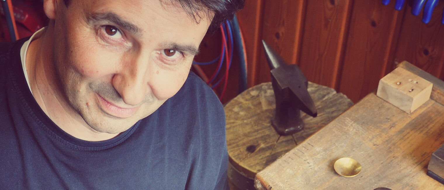 Olaf Huck ist Gold- und Silberschmiedemeister und gestaltet Schmuck für Menschen, die das Handwerk schätzen. Olaf Huck ist Gold- und Silberschmiedemeister und gestaltet Schmuck für Menschen, die das Handwerk schätzen.