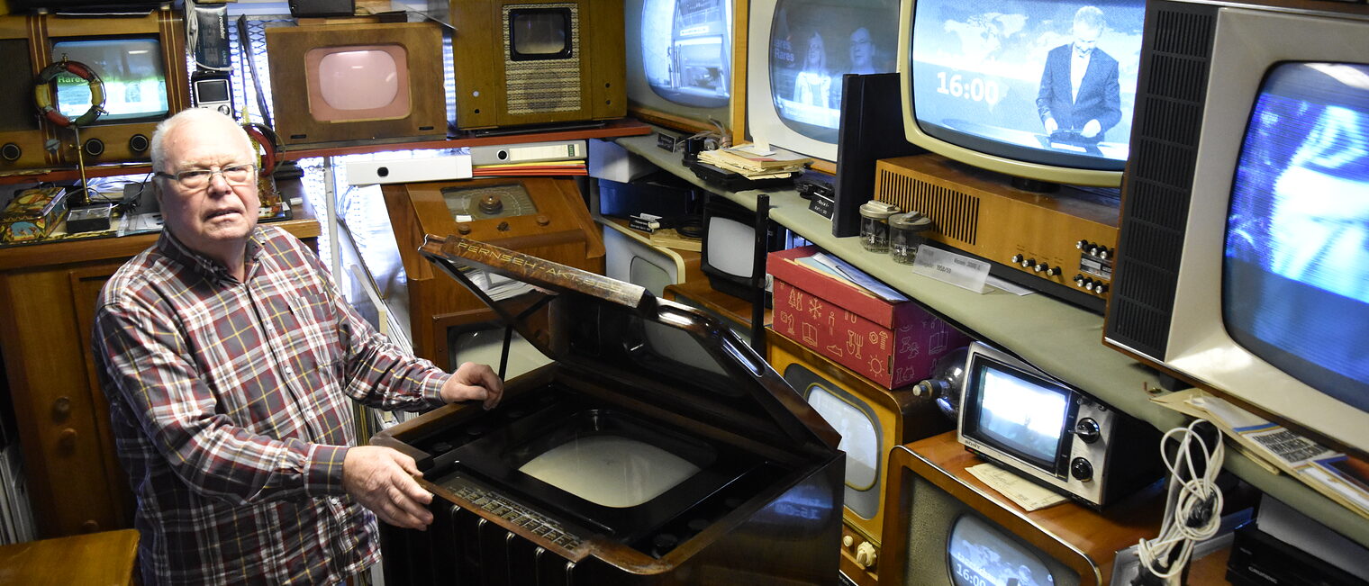 Hans-Joachim Liesenfeld hat Thüringens wohl umfangreichste Privatsammlung mit Rundfunk- und Fernsehgeräten aufgebaut. Hans-Joachim Liesenfeld hat Thüringens wohl umfangreichste Privatsammlung mit Rundfunk- und Fernsehgeräten aufgebaut.