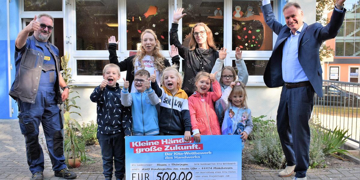 Die Vorschüler des Kindergartens "Am Neuen Ufer" in Mühlhausen sind die Thüringer Sieger des Wettbewerbs "Kleine Hände, große Zukunft". Kreishandwerksmeister Roland Reichenbach (links) und der Präsident der Handwerkskammer Erfurt, Stefan Lobenstein (rechts), übergaben einen Scheck in Höhe von 500 Euro und kleine Geschenke. Die Vorschüler des Kindergartens "Am Neuen Ufer" in Mühlhausen sind die Thüringer Sieger des Wettbewerbs "Kleine Hände, große Zukunft". Kreishandwerksmeister Roland Reichenbach (links) und der Präsident der Handwerkskammer Erfurt, Stefan Lobenstein (rechts), übergaben einen Scheck in Höhe von 500 Euro und kleine Geschenke.