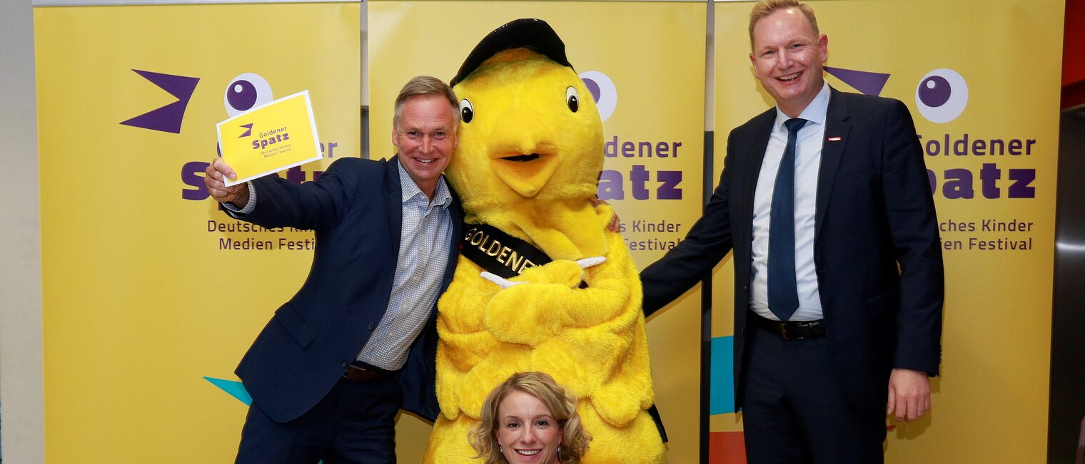Die Handwerkskammer Erfurt hat den Publikumspreis des Festivals "Goldener Spatz" gestiftet. Stefan Lobenstein, Präsident der Handwerkskammer Erfurt, Nicola Jones, Festivalleiterin Goldener Spatz und Tobias Hinz Geschäftsführer Zentrale Dienste der Handwerkskammer Erfurt sind stolz auf die Gewinner. Die Handwerkskammer Erfurt hat den Publikumspreis des Festivals "Goldener Spatz" gestiftet. Stefan Lobenstein, Präsident der Handwerkskammer Erfurt, Nicola Jones, Festivalleiterin Goldener Spatz und Tobias Hinz Geschäftsführer Zentrale Dienste der Handwerkskammer Erfurt sind stolz auf die Gewinner.