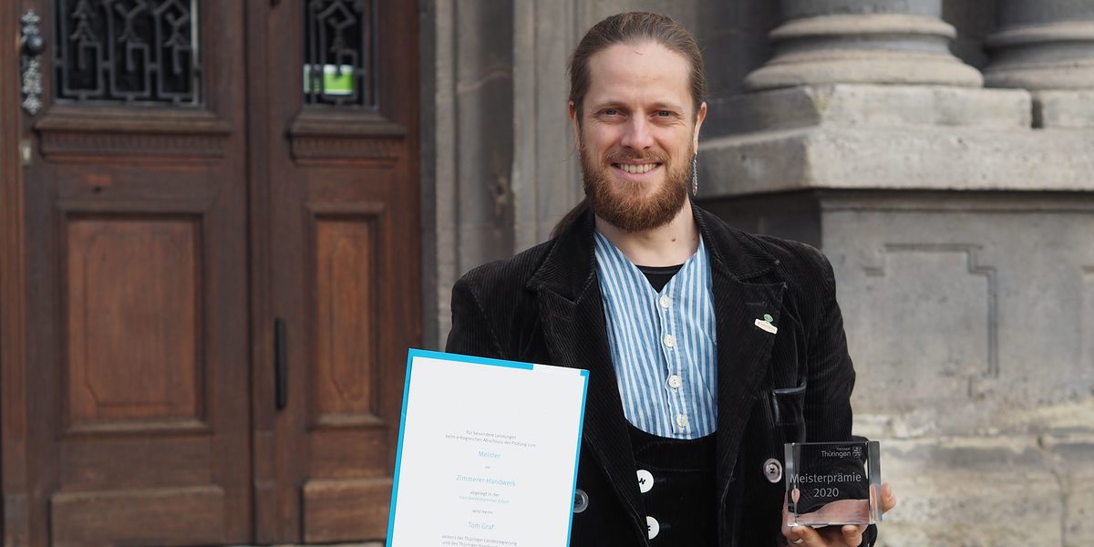 Der Zimmerer-Meister Tom Graf aus Gotha ist einer der Jahrgangsbesten aus dem Kammerbezirk Erfurt und freut sich über seine Auszeichnung.